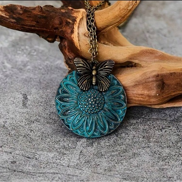 Vintage Style Butterfly Pendant Flower Necklace - Picture 6 of 6